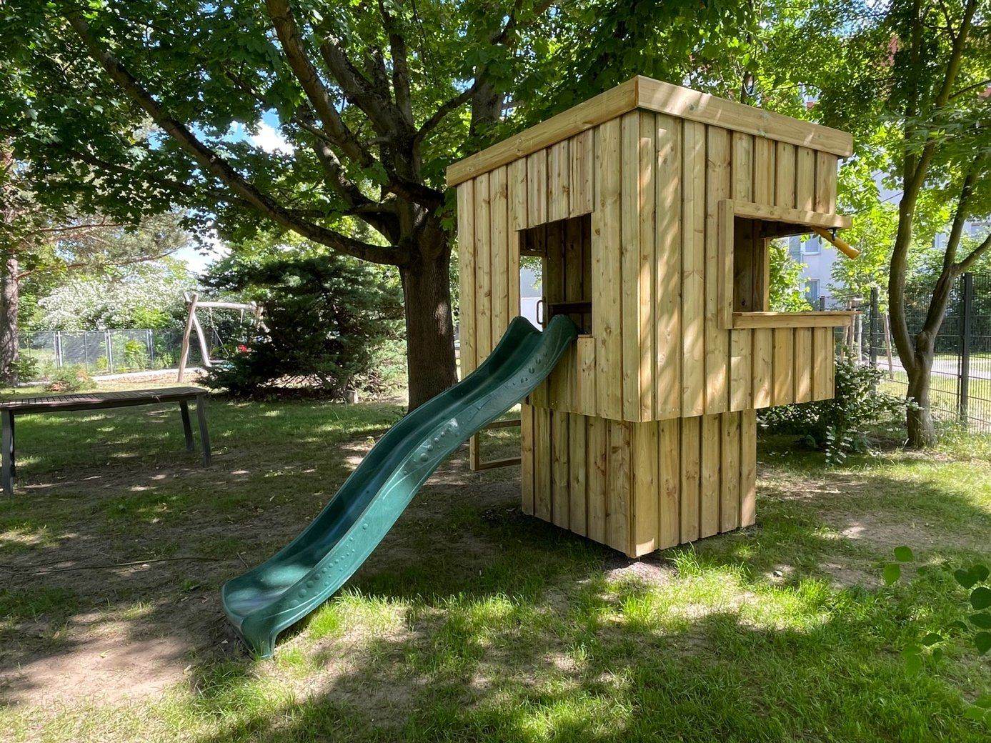 Das neu errichtete Stelzenhaus mit Rutsche im Garten des Familienzentrums MüZeL