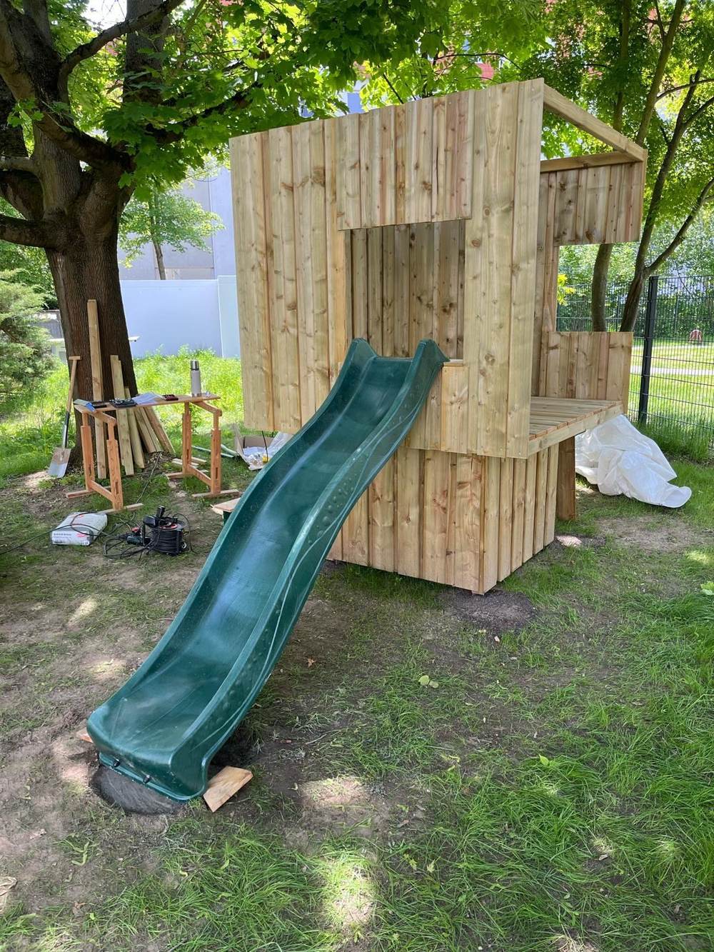 Aufbau des Stelzenhauses in Eigenleistung im Garten des MüZeL